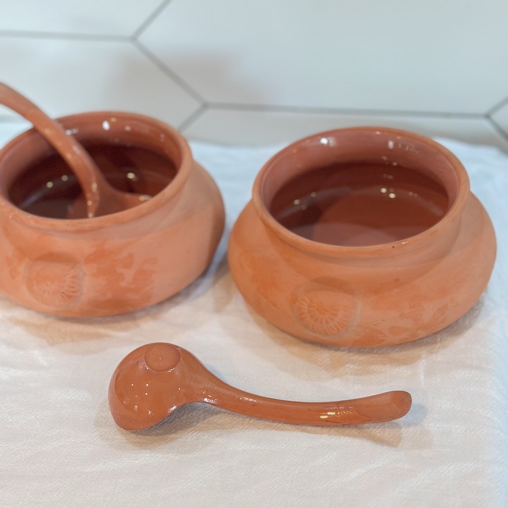 Terracotta salsa and guacamole serving dish with spoon - Picture 2 of 8
